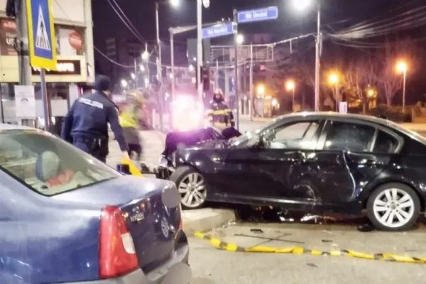 Accident grav în Piatra-Neamț, cu opt persoane implicate. Două dintre victime au ajuns la spital