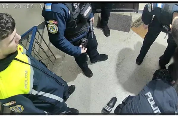 Scandal șocant la Constanța. Un bărbat a sărit la polițiști după ce și-a agresat partenera. "I-am spus că-i arunc lucrurile doar ca să vină să-i dau o inimioară” – VIDEO