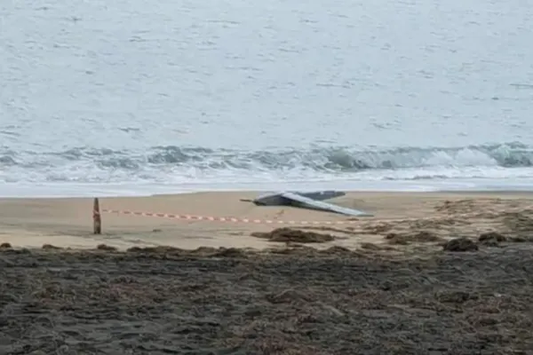 Alertă la Marea Neagră. Posibil fragment de dronă, descoperit pe plaja din Mamaia