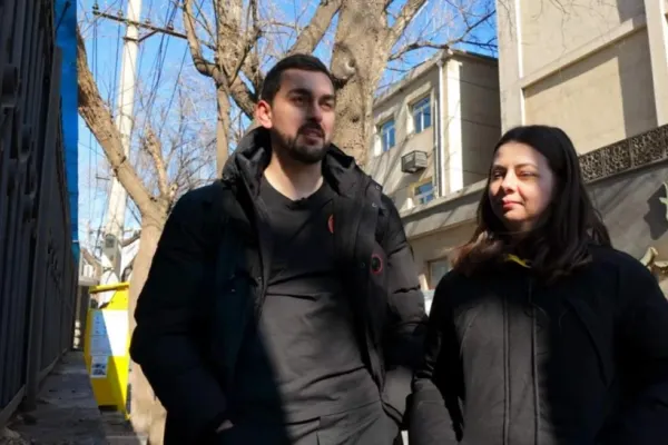 Doi influenceri români, reținuți pe un aeroport din Rusia și interziși în țară pentru 50 de ani