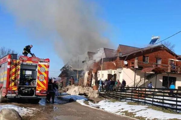 Incendiu puternic la restaurantul unei pensiuni din România. Mai mulți turiști se aflau în interior