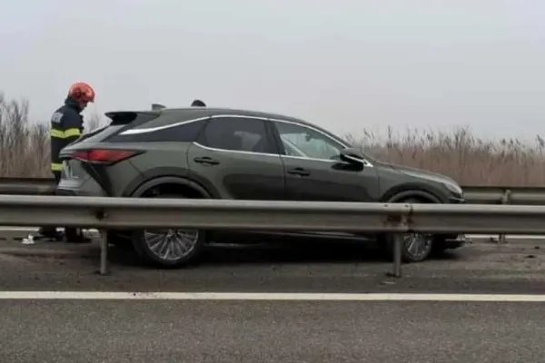 Accident neobișnuit pe Autostrada A1: un autoturism transportat pe platformă a căzut între glisierele mediane
