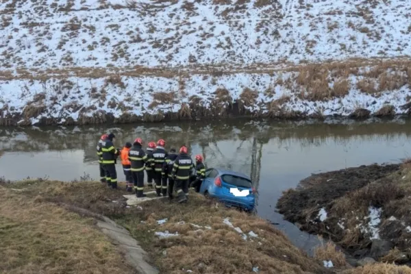Accident în Iași: o șoferiță a ajuns la spital după ce a plonjat cu mașina în râul Bahlui
