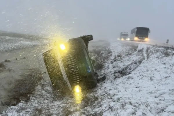 Microbuz răsturnat pe DN 21, în Brăila: cinci persoane implicate în accident