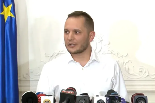 Prefectul-rezist al Capitalei are diplomă de patiser și a luat 5 la Bacalaureat. El este cel care a coordonat intervențiile pe zăpezile crunte din ultimele zile