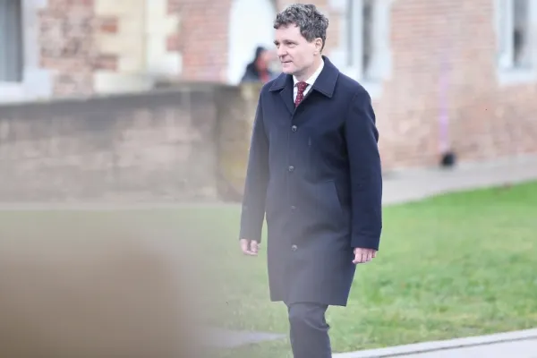 Stiliștii l-au luat în vizor pe Nicușor Dan, după gafele vestimentare din Belgia. Cu ce trebuie să înlocuiască paltonul murdar și pantalonii șifonați