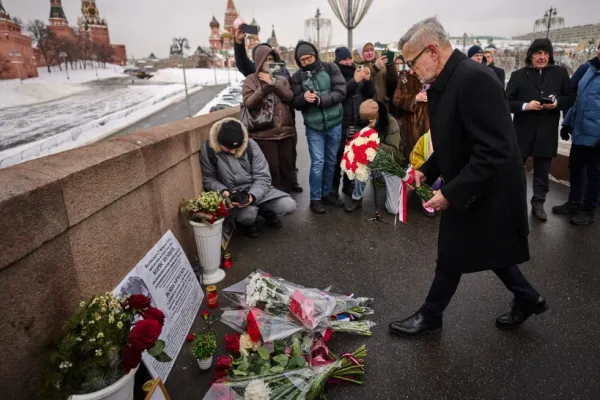 Sfidare sub nasul lui Putin. Ambasadorul României la Moscova a depus flori în cinstea celui mai mare opozant al său, chiar lângă zidul Kremlinului - FOTO