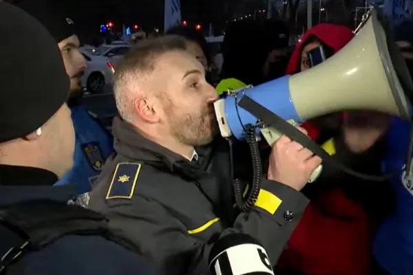 Momente tensionate la protestul polițiștilor din Piața Victoriei. Liderii de sindicat au cerut să fie primiți de Bolojan, dar jandarmii i-au oprit – VIDEO