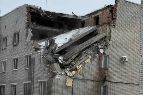 Clădire prăbușită într-o bază militară din Rusia. Doi oameni ar fi murit