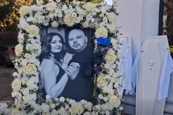 Vaslui și-a luat rămas bun de la soții morți în teribilul accident. Înmormântare cu sicrie albe pentru jandarmeriță, soț și copil