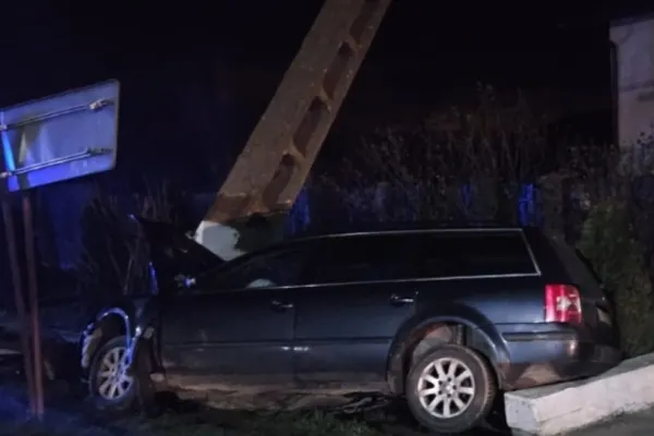 Accident grav în județul Timiș. Un bărbat și o femeie au fost răniți după ce au intrat cu mașina într-un stâlp -FOTO