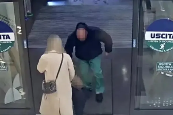 Un român din Italia a încercat să răpească o fetiță de un an și jumătate chiar de lângă părinți. Șcena șocantă a îngrozit opinia publică- VIDEO