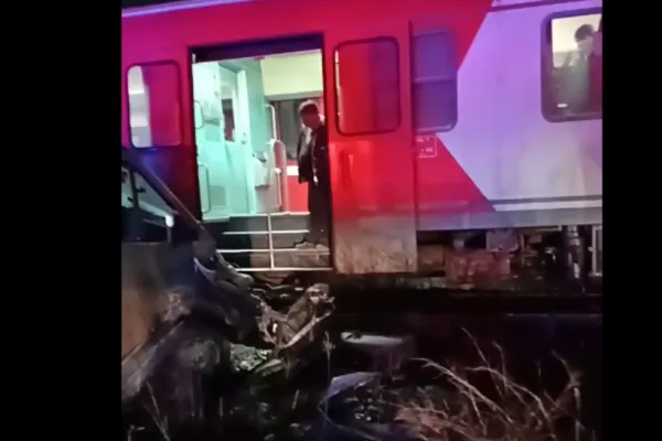 Accident grav de tren în județul Călărași: o platformă încărcată cu autoturisme a fost lovită în plin. VIDEO