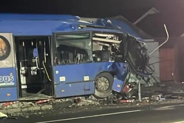 Accident în Buzău. Unui șofer de autobuz i s-a făcut rău și a intrat într-un stâlp. Trei persoane, transportate la spital