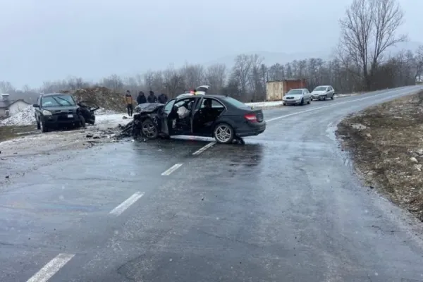 Accident grav în Vâlcea: cinci persoane au ajuns la spital. Un șofer de 18 ani a intrat cu viteză într-o curbă