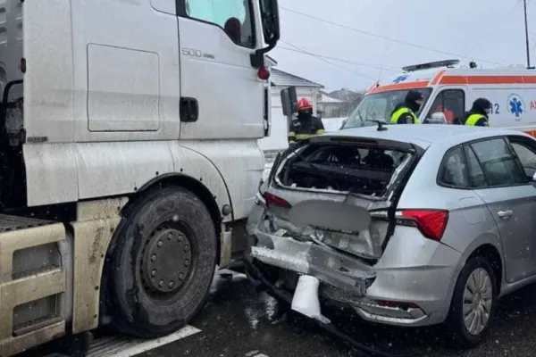 Accident rutier în județul Neamț: copil de 11 ani rănit după impactul dintre un autotren și un autoturism
