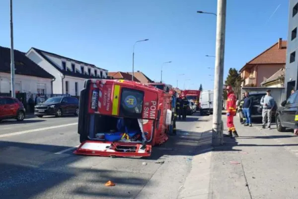 Ambulanță SMURD cu 6 persoane la bord, implicată într-un accident în Sibiu: a fost acctivat PLANUL ROȘU. Imagini dramatice