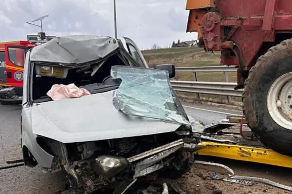 Patru persoane rănite într-un accident violent, produs pe centura Sucevei: o victimă, extrasă dintre fiarele contorsionate GALERIE FOTO