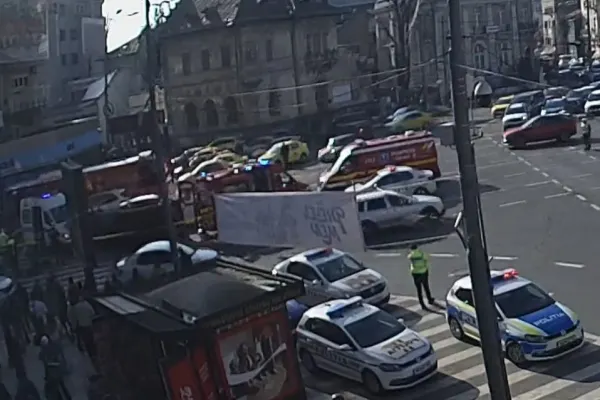 Accident grav la Piața Romană: pieton prins sub mașină, în stop cardio‑respirator - FOTO