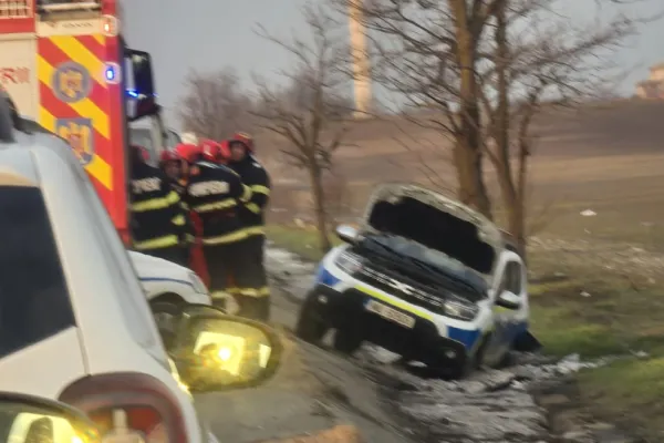 Accident pe DN5, în județul Giurgiu: o autospecială de poliție a ieșit de pe șosea, doi agenți răniți