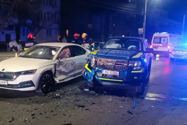 Accident rutier în Suceava: autospecială de poliție implicată în coliziune cu o mașină