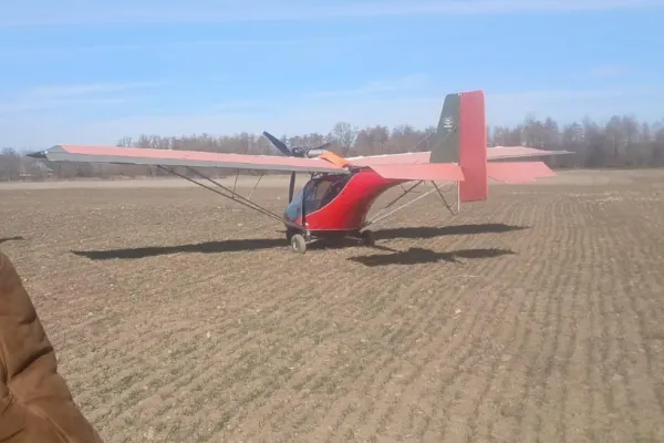 Fugă spectaculoasă din Ucraina: Un bărbat de 31 de ani a aterizat cu un avion de mici dimensiuni în grădina unei curți din Suceava