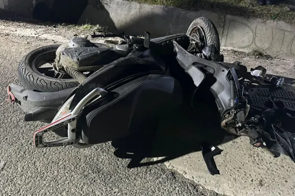 Tânăr fără permis, mort într-un accident cu un moped neînmatriculat. O fată de 19 ani a ajuns la spital, în Galați