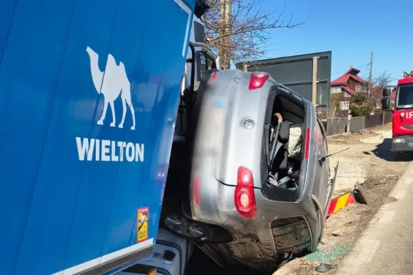 Accident rutier grav în județul Suceava: două persoane transportate la spital, între care și o tânără însărcinată