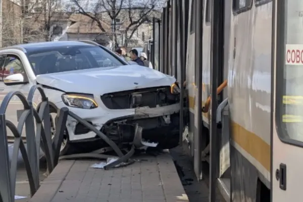 Accident grav într-o intersecție aglomerată din București. Doi pietoni, loviți pe refugiu și trafic blocat spre Pasajul Mărășești - FOTO