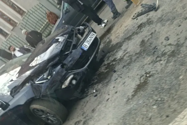 Carambol în Capitală: patru mașini, inclusiv o ambulanță SMURD, implicate într-un accident. O tânără a ajuns la spital