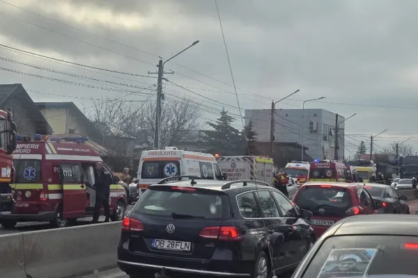 Accident grav între un microbuz cu 14 elevi și un camion. 3 copii, transportați la Spitalul "G. Alexandrescu" din București - VIDEO