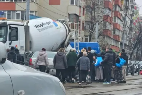 Accident grav între o betonieră și un autoturism la Piața Rahova. Circulația tramvaielor și autobuzelor, afectată - FOTO