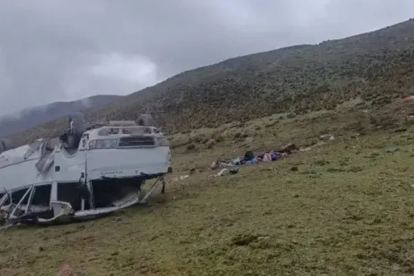 Accident grav în Peru: 9 morți și cel puțin 15 răniți după prăbușirea unui microbuz în Anzi