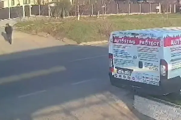 Accident grav în Vaslui: bărbat de 53 de ani, lovit de mașină după ce a traversat neregulamentar - VIDEO