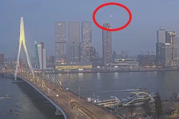 Meteorit observat pe cerul Europei de Vest: un fragment a străpuns acoperișul unei locuințe din Germania VIDEO