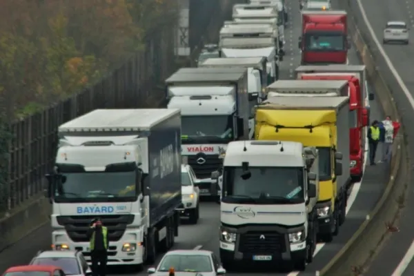 Val de proteste ale transportatorilor francezi, din cauza scumpirii carburanților. Centura Parisului, aproape blocată de autocare și TIR-uri