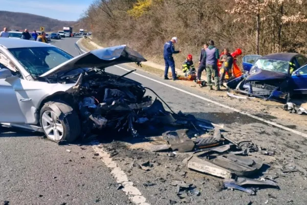 Impact violent pe DN 76. Două persoane scoase dintre fiarele contorsionate după un accident grav la Târnava de Criș - FOTO
