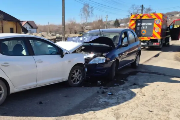 Accident în județul Suceava. Două persoane au ajuns la spital, după ce două mașini s-au ciocnit frontal