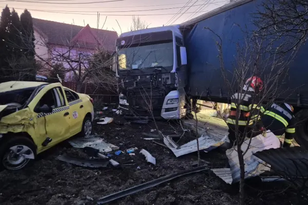 Accident în județul Suceava. Trei persoane au ajuns la spital, după ce o mașină s-a ciocnit violent cu un TIR