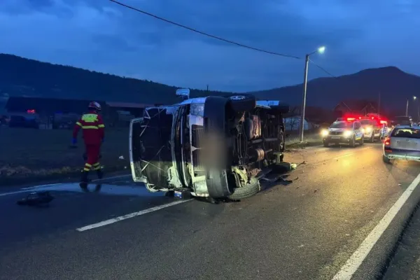 Accident grav în județul Cluj. Microbuz în care de aflau șapte persoane, între care și cinci copii, s-a răsturnat