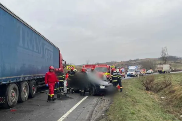 Tragedie rutieră în județul Cluj: cinci morți, inclusiv doi minori, într-un accident în care au fost implicate două camioane şi un autoturism