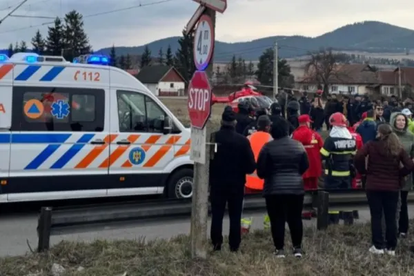 Accident feroviar grav la Miercurea Ciuc: o mamă a murit, iar patru oameni, printre care trei copii, au fost răniți. Bebeluș, preluat de elicopterul SMURD