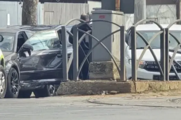Patru răniți după un accident produs în București: o mașină a lovit trei adolescenți aflați pe refugiu