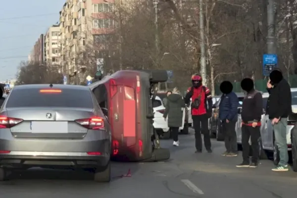 Accident grav în București: mai multe mașini implicate, una răsturnată. Traficul pe Șoseaua Ștefan cel Mare, paralizat. O femeie a ajuns la spital - FOTO