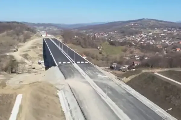Guvernul Bolojan se mai împrumută de 500 de milioane de euro pentru Autostrada Sibiu-Pitești