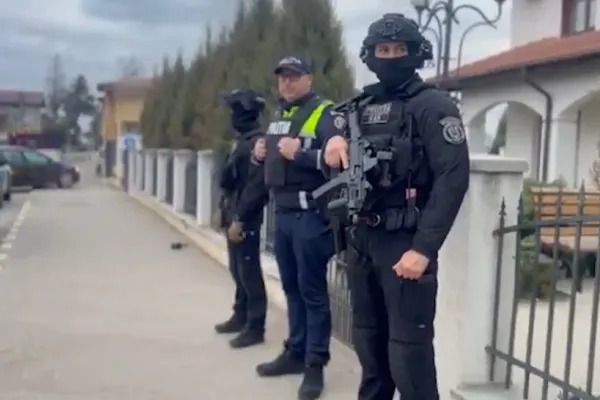 O angajată dintr-o primărie, suspectată de contrabandă cu țigări. Peste 100 de polițiști au descins la contrabandiști