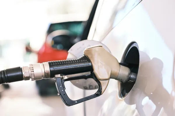 Guvernul caută variante pentru a stabiliza prețul la pompă. Au loc cele mai mari scumpiri: prețurile cresc necontrolat