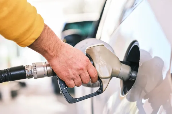 Calcule: cu cât scad prețurile după măsurile Guvernului? Cum se formează prețul motorinei?