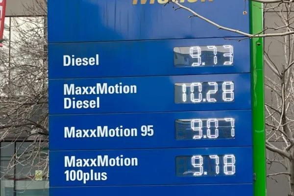 Scumpirea carburanților a "evaporat" din rezervoarele românilor circa 7 litri de benzina sau 10 de motorină la fiecare plin