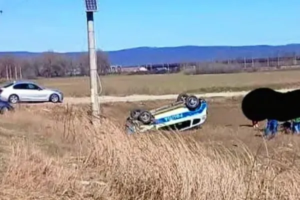 Accident pe „Drumul Morții” E85: O autospecială de poliție s-a răsturnat
